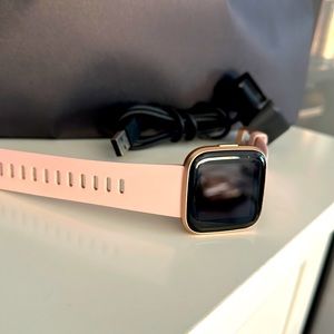 Selling a Fitbit watch. In prestige condition. No scratches on screen.